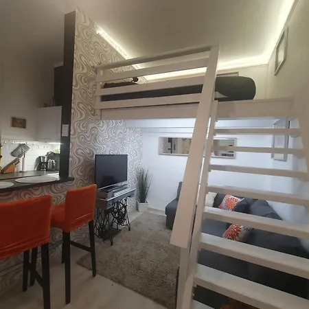 Castlehill The Perfect Blend Of Urban Living And Sightseeing Convenience Apartment *