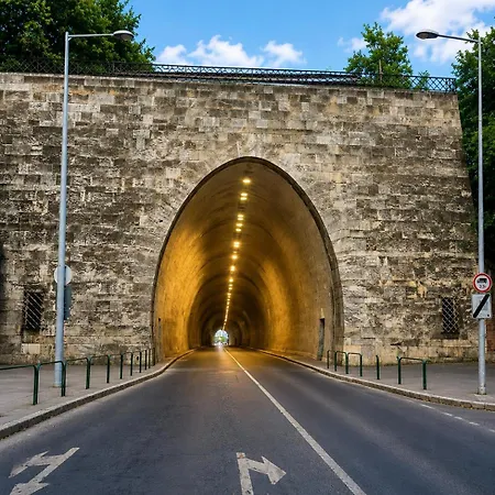 Castlehill The Perfect Blend Of Urban Living And Sightseeing Convenience Appartement Budapest