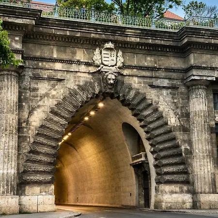 Castlehill The Perfect Blend Of Urban Living And Sightseeing Convenience Appartement Budapest