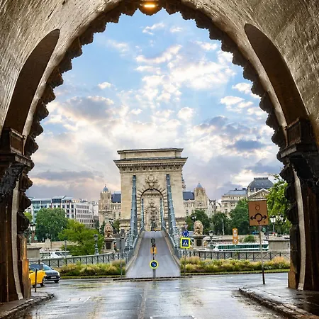 Castlehill The Perfect Blend Of Urban Living And Sightseeing Convenience Appartement
